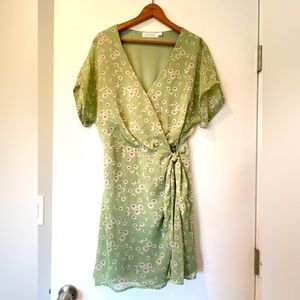 Wrap around dress. Very flattering. Has a velvety lining & snap closure.